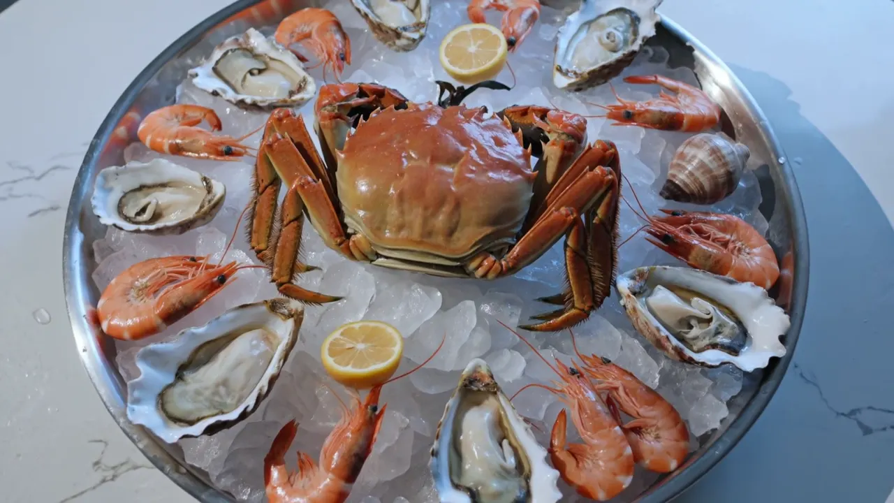 Plateau de fruits de mer sur glace pilée, vu de dessus